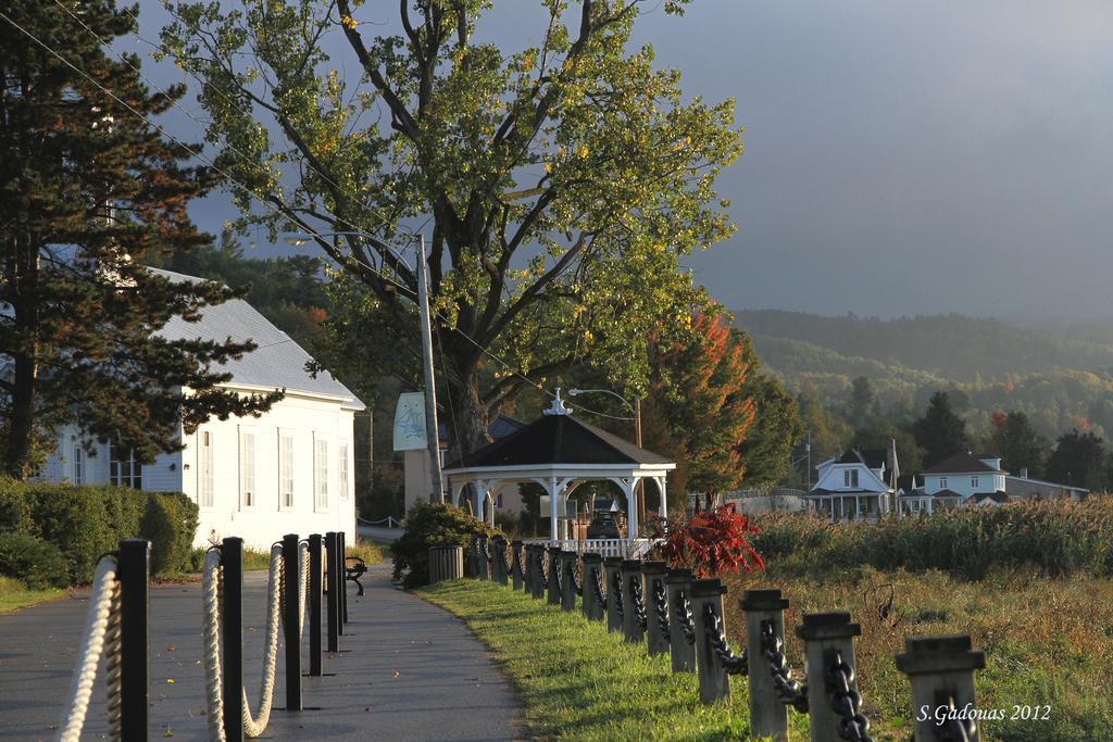 Auberge De La Rive De Charlevoix - Auberge De Jeunesse Familiale Pour Voyageurs De Tous Ages Saint-Joseph-de-la-Rive المظهر الخارجي الصورة