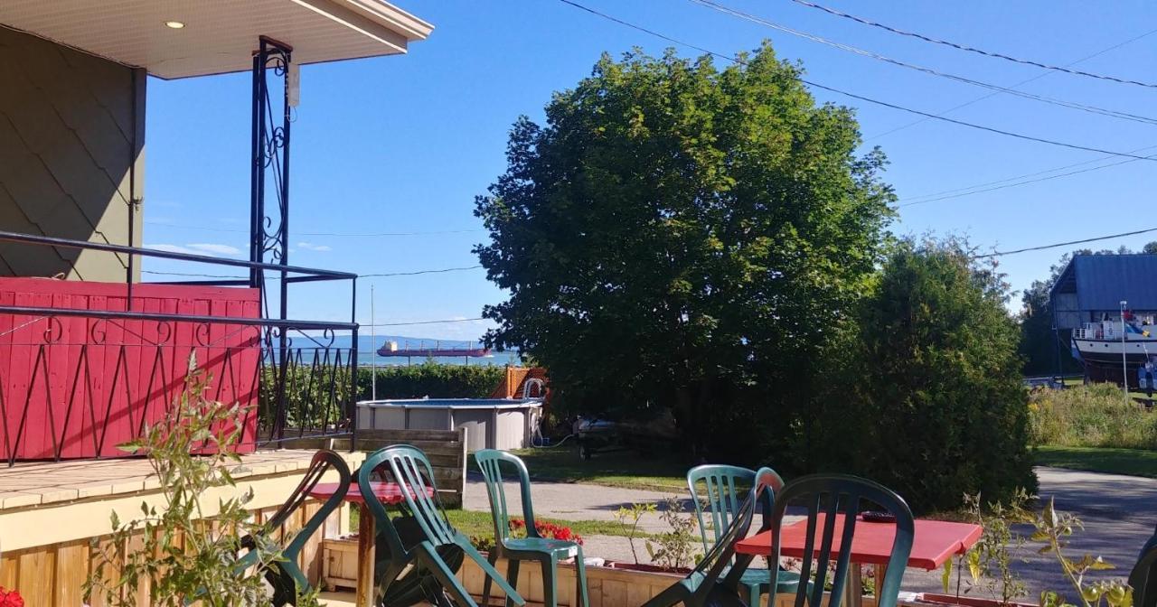 Auberge De La Rive De Charlevoix - Auberge De Jeunesse Familiale Pour Voyageurs De Tous Ages Saint-Joseph-de-la-Rive المظهر الخارجي الصورة